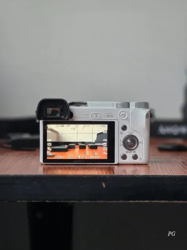 Câmera Sony A6000 Completa e com menos de 6000 click