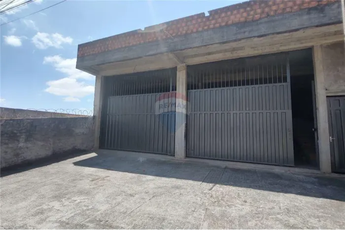 Galpão em fase de construção de fácil acesso e excelente estrutura.