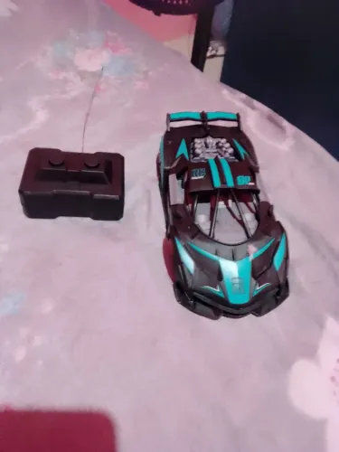 Carrinho de controle remoto insano tem que comprar pilha mas é estranho para os seu filho