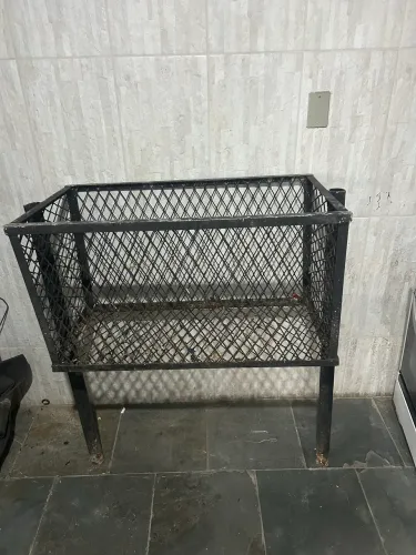 Lixeira externa de ferro 