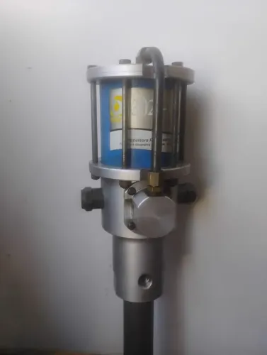 Propulsora pneumática para GRAXA usada revisada ALTA VAZÃO modelo BOZZA 13020-MAX G4.