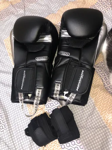 Luvas e bandagem novas de boxe ou muay thai