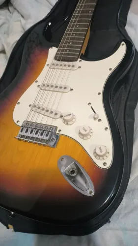 Guitarra ST Giannini Sonic X Séries + Amplificador Mackintec Maxx