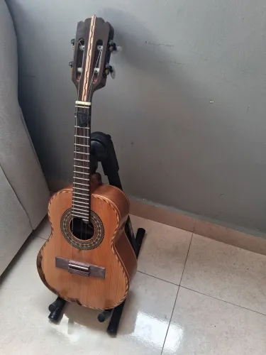 Cavaquinho com suporte de chão.