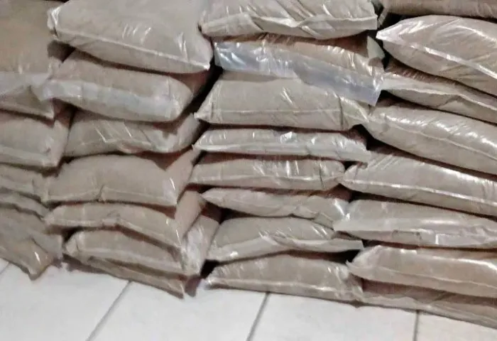 Areia pedras em sacos Granitos em cacos