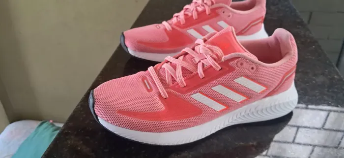 ESSE É O ADIDAS RUNFALCON 2.0 FEMININO  na COR ROSA / BRANCO 38