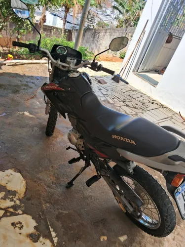 Vendo broz ano 2010 com partida flex chave reserva manual sou terceiro dono moto filé