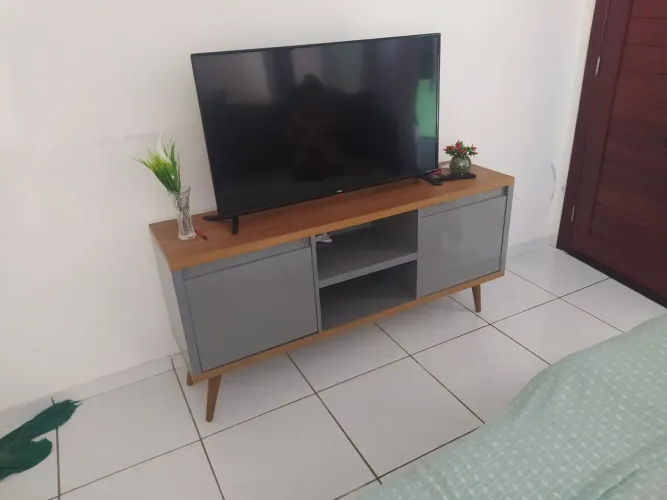 Vivendo rack projetado em marcenaria no MDF placa com detalhe madeirado