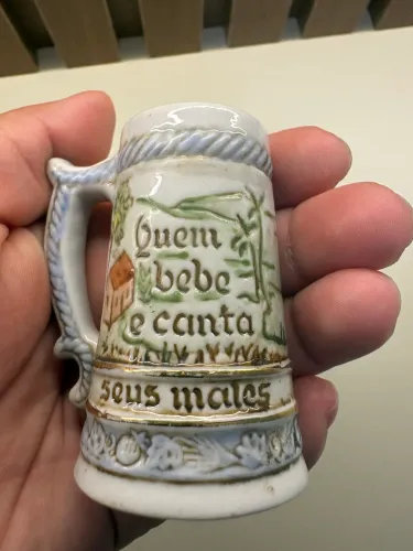 Mini Caneca em Porcelana com Frase Clássica - Peça Vintage Colecionável