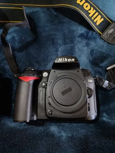 Nikon D90 + lente 70-300mm + acessórios, bolsa e carregador com duas baterias