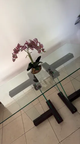 Mesa de vidro com pé de madeira