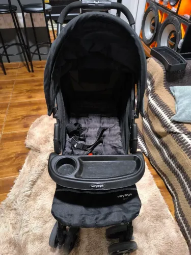 Vende-se carrinho de bebê usado pouquíssimas vezes