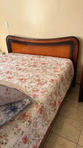 Cama de casal com colchão + 2 criados mudos e 1 espelho