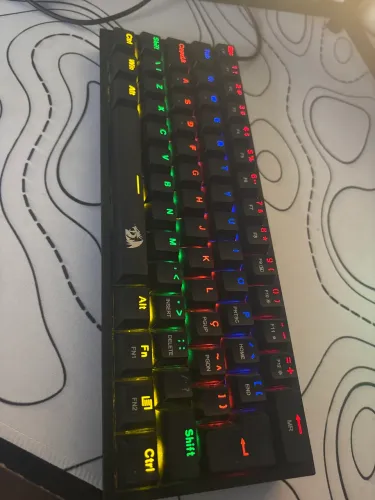 Teclado mecânico gamer RGB. Negocio o valor