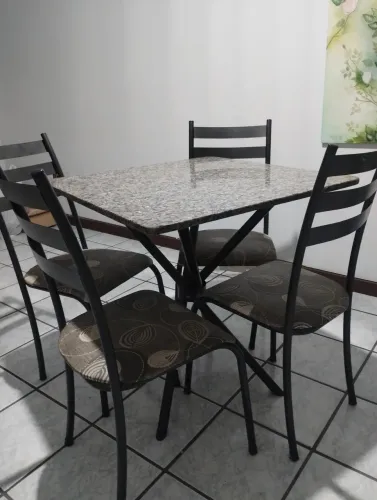 Vendo mesa de granito com 4 cadeiras
