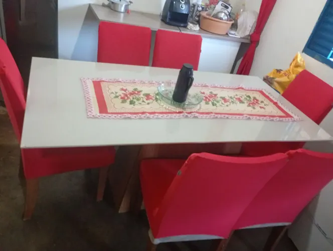 Mesa de jantar com seis lugares tem uma nota fiscal dela