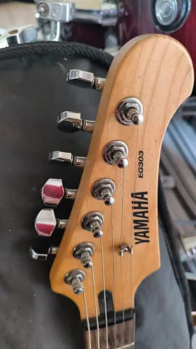 Guitarra Yamaha EG303 - Made in Indonesia