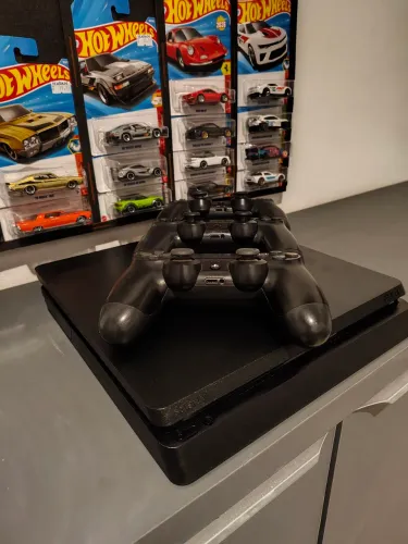 Playstation 4 Slim Pouco uso