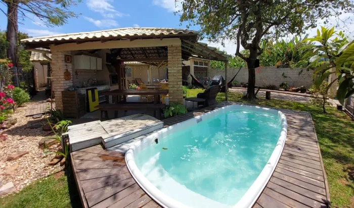 Casa com piscina e churrasqueira à venda na Praia da Daniela, em Florianópolis.