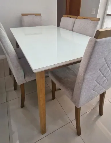 Desapego Rápido! Mesa de Jantar com 6 Cadeiras - Estado de Nova