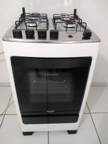 Vendo fogão "' DAKO " AUTOMÁTICO COM LUZ DO FORNO " BEM CONSERVADO "O FORNO ESTÁ NOVO " .