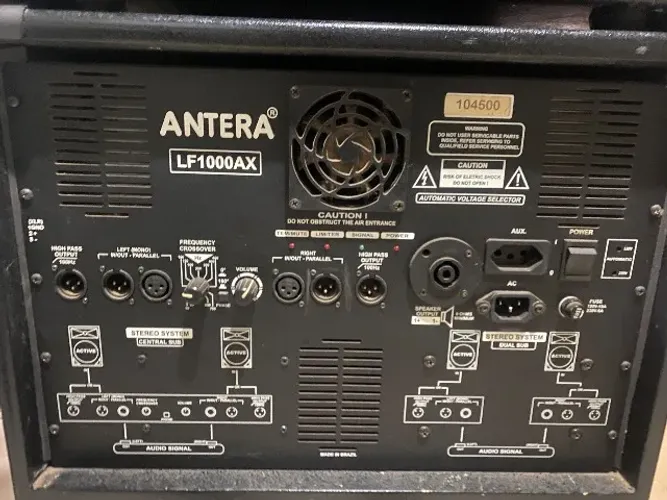 Este é um Antera LF1000AX, um subwoofer ativo profissional de 15 polegadas amplamente util