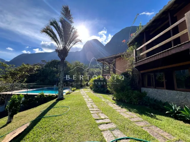 Casa com 5 suítes, chalé de hóspedes e lazer completo