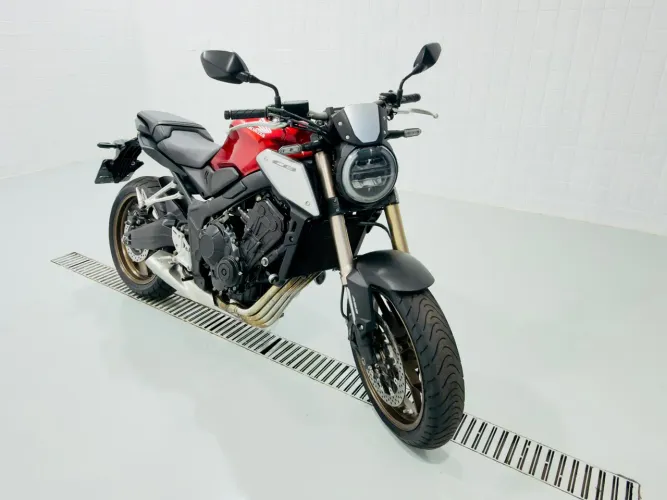 Honda CB 650R 2021 | 26.000 km | Revisada