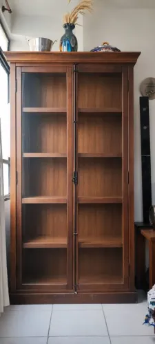 Cristaleira nova sem detalhes