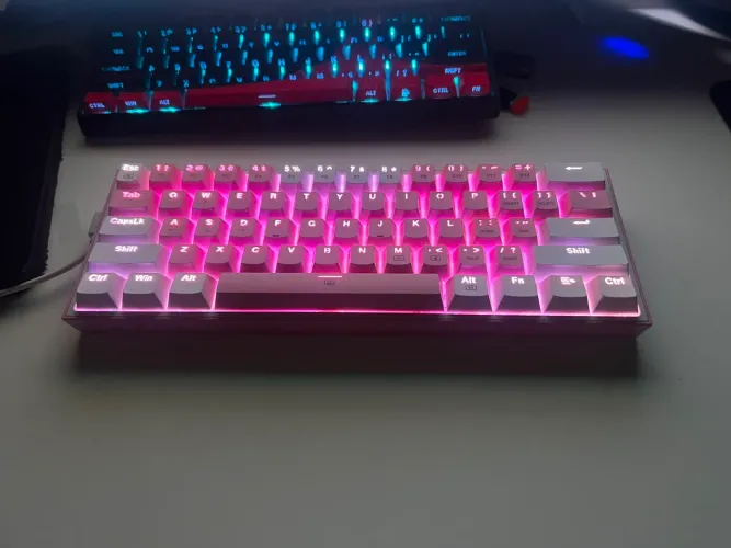 Teclado Mecânico Gamer Redragon Fizz K617 RGB (Rosa e Branco) - 60%