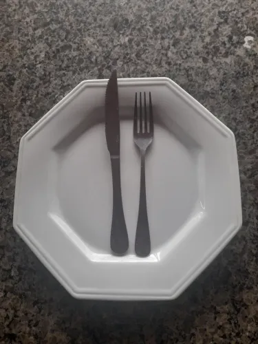 Pratos em porcelana linha prisma (schmidt)e jogo de faca talher e garfo com estoque se 600