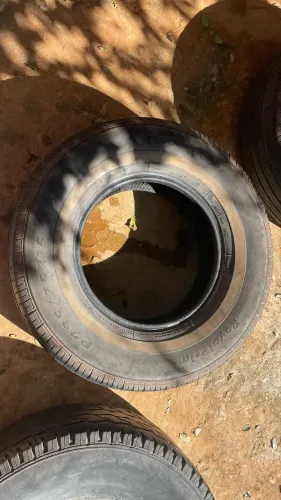 Vendo 2 PNEUS 235/75 R15 ROYAL BLACK