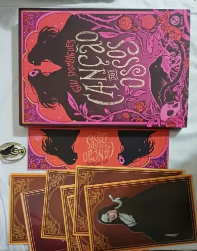 livro Canção dos Ossos com brindes - Giu Domingues
