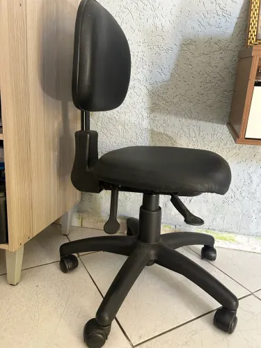 Cadeira de escritório com rodízios