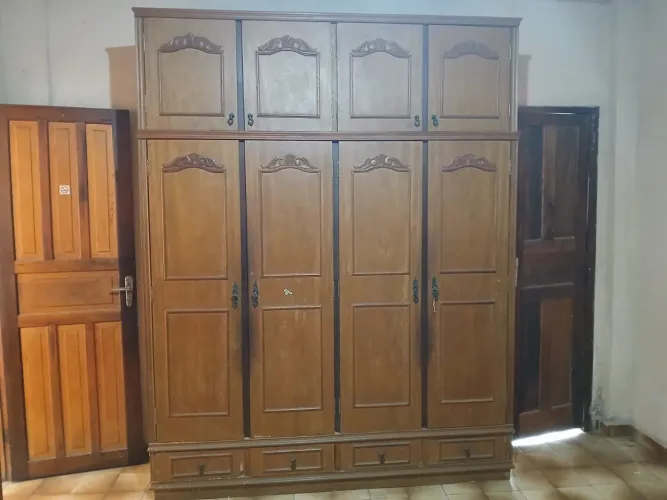Guarda roupa de madeira de casal.