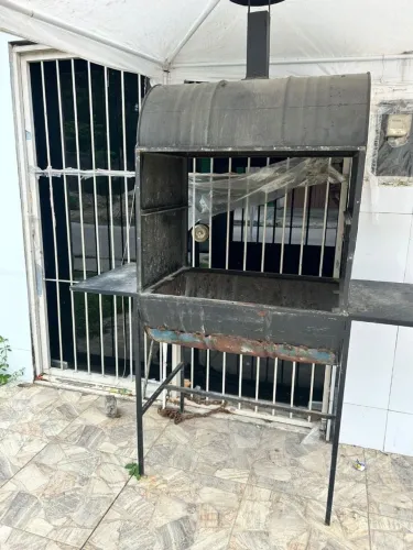 Vendo uma galeteira em otimo estado 350,acompanha três spetus pra churrasco.
