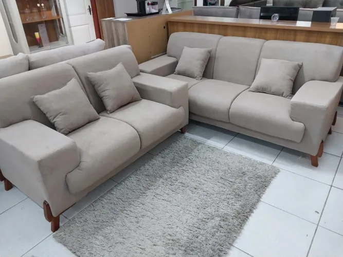 CONJUNTO DE SOFÁ 2 E 3 LUGARES COM PÉS EM MADEIRA MACIÇA 