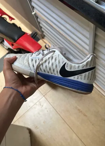 Chuteira Nike lunar gato tamanho 40 novíssima usada duas vezes