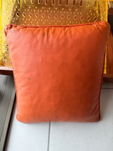 Almofada laranja de couro