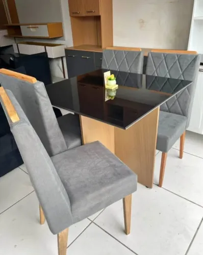 Mesa de 4 Lugares com montagem inclusa