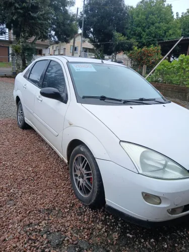 Ford Focus Ghia Sed. 2.0 16v/ 2.0 16V Flex 4P 2001