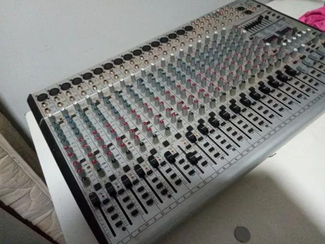 mesa de som behringer eurodesk sl2442fx