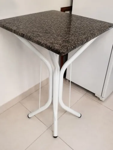 Mesa pequena de mármore 