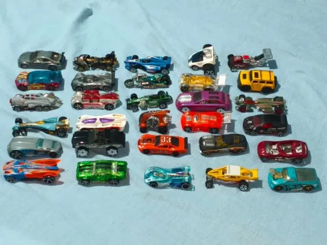 71 Carrinhos Hot Wheels