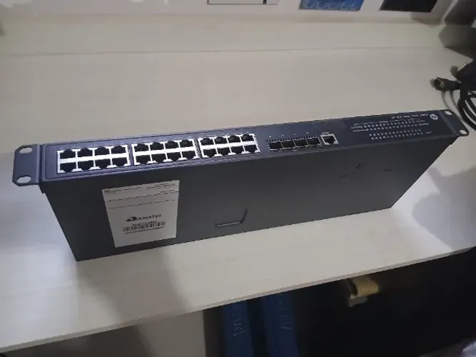 Switch de rede HP 5130-24G-4SFP+ Gigabit Gerenciável (HPE)