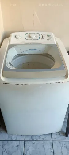 Máquina de lavar usada, funcionando