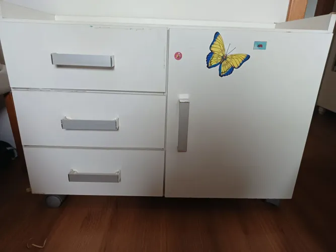 Móvel - balcão pequeno de rodas com gavetas e porta