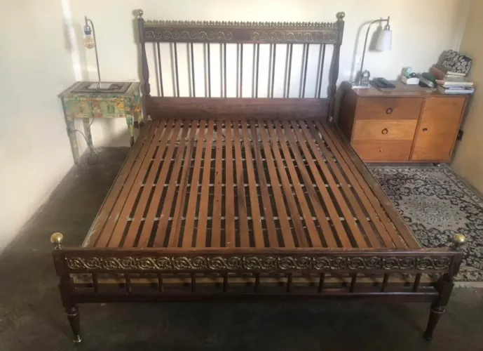 Cama em Jacarandá Maciço com Detalhes em Latão - Estilo Colonial / Antiga