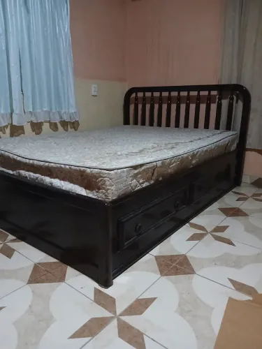 Cama de madeira de lei com 4 gavetas aclopadas