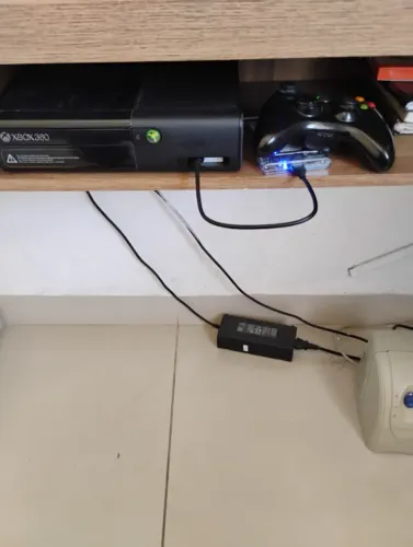 Xbox 360e com hd externo, mais 29 cds ,um controle sem fio fonte de alimentação, completo.